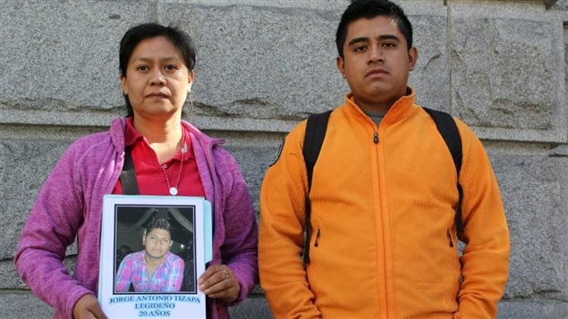 Hilda Legideño Vargas, con una foto de su hijo desaparecido, y Jorge Luis Clemente Balbuena, estudiante de la Escuela normal rural Raúl Isidro Burgos, membros de la Caravana Ayotzinapa a Ottawa.