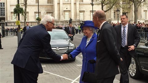 La reine Élisabeth II à son arrivée à la Maison du Canada, à Londres.