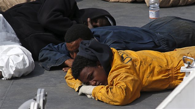 Sobrevivientes del naufragio de un barco de refugiados, que cobró la vida de cientos de personas, a bordo de un navío de la Guardia Costera italiana