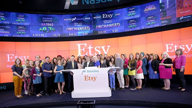 L'équipe d'Etsy, un réseau d’achat et de vente de produits artisanaux, lors de son entrée en bourse L'équipe d'Etsy, un réseau d’achat et de vente de produits artisanaux, lors de son entrée en bourse