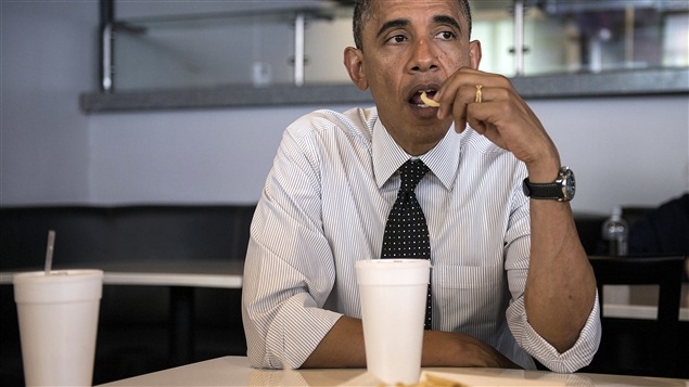 Le président américain Barack Obama en train de manger des frites durant la campagne électorale de 2012 Le président américain Barack Obama en train de manger des frites durant la campagne électorale de 2012