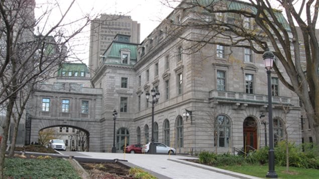 L’édifice Pamphile-Le May, à Québec, abrite la bibliothèque de l’Assemblée nationale du Québec. À gauche, on aperçoit la passerelle qui relie la Bibliothèque à l’Hôtel du Parlement. Photo prise le 8 novembre 2013.