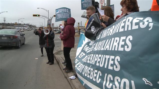 Une cinquantaine de membres du Syndicat des infirmières, infirmières auxiliaires et inhalothérapeutes de l'Est-du-Québec (SIIIEQ-CSQ) ont manifesté à Matane.