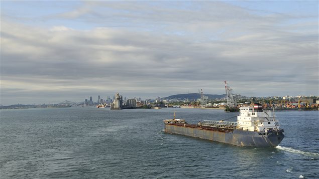 Un navire arrive à Montréal sur le Fleuve Saint-Laurent.