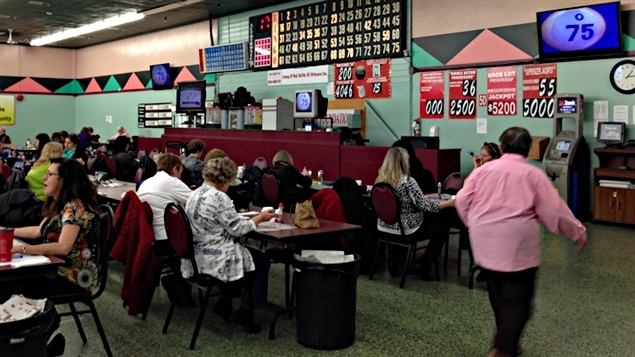 Des amateurs jouent au Friend's Bingo Hall, dans le secteur Vanier, à Ottawa. (22-04-15) Des amateurs jouent au Friend's Bingo Hall, dans le secteur Vanier, à Ottawa. (22-04-15)