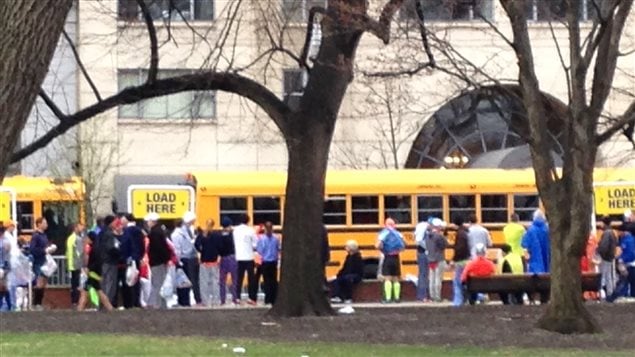 Los buses escolares que transportan a los corredores hasta la línea de partida. 