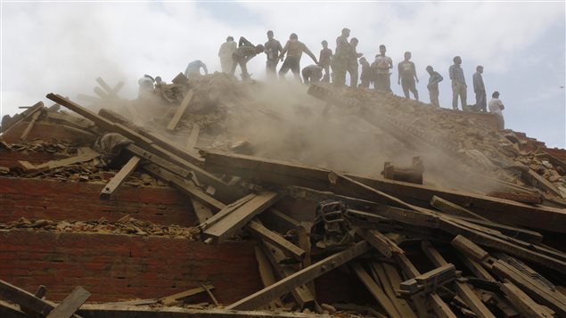 Des secouristes cherchent des victimes. Des secouristes cherchent des victimes.