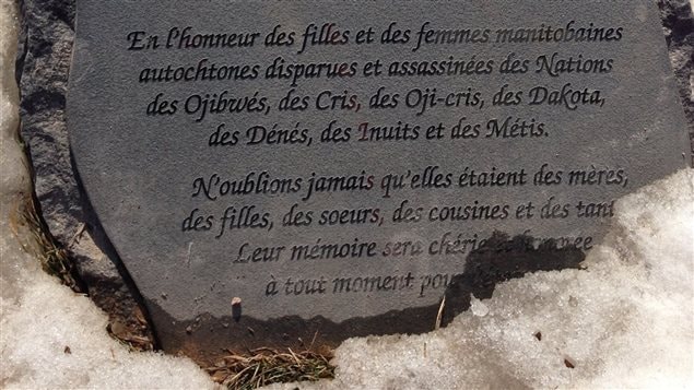 Monument commémoratif pour les femmes disparues et assassinées sur les rives de la rivière Rouge à Winnipeg. Monument commémoratif pour les femmes disparues et assassinées sur les rives de la rivière Rouge à Winnipeg.