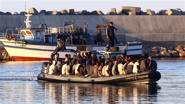 108 migrants africains subsahariens sont sauvés par la garde-côtière libyenne après que leur bateau gonflable a commencé à couler à 60 kilomètres de la capitale Tripoli le 20 novembre 2014. 108 migrants africains subsahariens sont sauvés par la garde-côtière libyenne après que leur bateau gonflable a commencé à couler à 60 kilomètres de la capitale Tripoli le 20 novembre 2014.