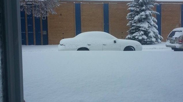 La neige recouvre une voiture à Saskatoon le 26 avril 2015.