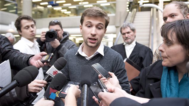 Gabriel Nadeau-Dubois répond aux questions des journalistes, le 9 novembre 2012. Gabriel Nadeau-Dubois répond aux questions des journalistes, le 9 novembre 2012.