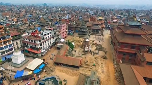 Une capture d'écran d'une vidéo tirée prise un drone au-dessus d'une zone frappée par le séisme au Népal et qui montre l'ampleur de la catastrophe. (CBC) 