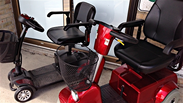 Dès le 1er juin, Québec expérimentera l'usage des fauteuils roulants motorisés, des triporteurs et des quadriporteurs sur les trottoirs, certains chemins publics et les pistes cyclables. Dès le 1er juin, Québec expérimentera l'usage des fauteuils roulants motorisés, des triporteurs et des quadriporteurs sur les trottoirs, certains chemins publics et les pistes cyclables.