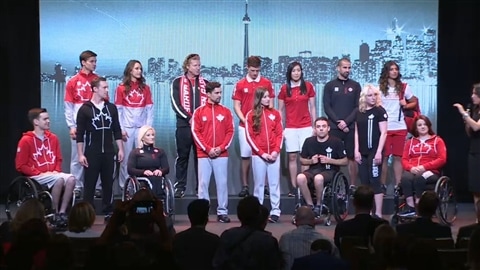 Des athlètes présentent l'uniforme canadien pour les Jeux panaméricains et parapanaméricains de 2015.