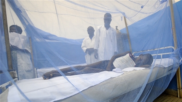 Un enfant atteint de malaria repose à l'hôpital de Port-Bouet, en banlieue d'Abidjan, en Côte d'Ivoire.