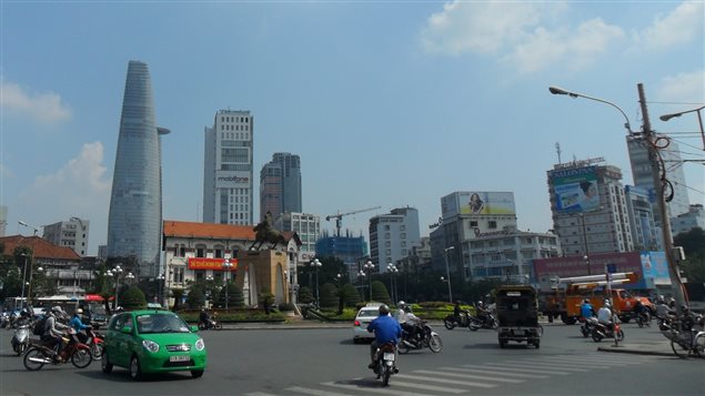 Saïgon est devenue depuis Hô-Chi-Minh-Ville depuis et elle est la plus grande ville du Viêtnam devant la capitale Hanoï. Wikipédia