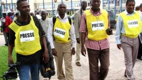Des journaliste camerounais au travail. L'organisation Reporters sans frontières renouvelle son appel au gouvernement du Cameroun à cesser toutes poursuites contre trois journalistes. Récemment trois journalistes ont été inculpés par un tribunal militaire pour ne pas avoir révélé leurs sources, après qu'ils aient enquêté sur le groupe Boko Haram. 