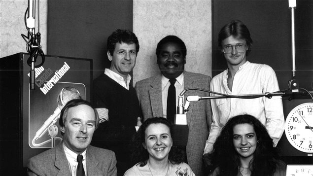 Wojtek Gwiazda en haut  à droite aux premiers jours de sa présence à Radio Canada International dans les années 80.