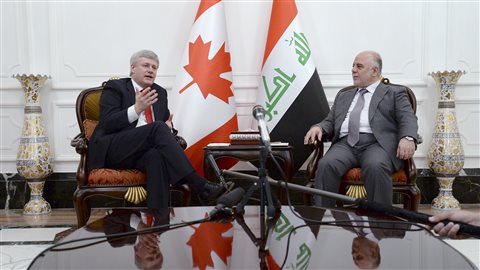 Le premier ministre Stephen Harper lors de sa visite surprise en Irak rencontre le premier ministre irakien Haider Al-Abadi.