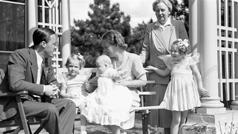 La princesse Juliana des Pays-Bas et sa famille en 1943. © Library and Archives Canada