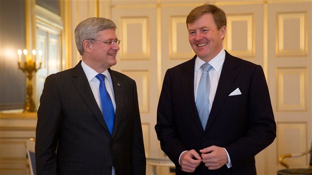 Le Premier ministre Stephen Harper reçoit une audience de la part de Sa Majesté le roi Willem-Alexander des Pays-Bas en mars 2014.