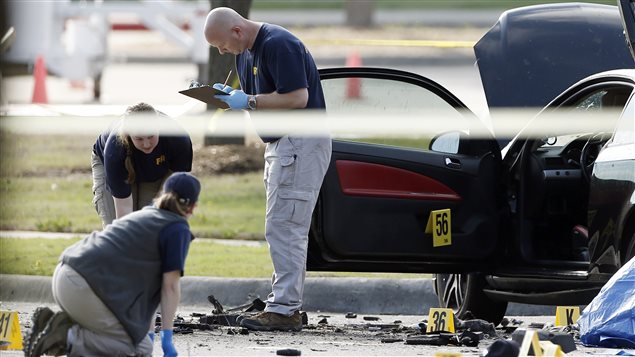 Investigadores del FBI estudian el lugar del crimen.