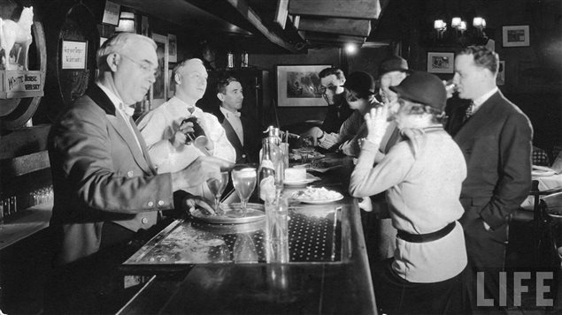 Un bar clandestin américain (<em>speakeasy</em>) pendant la prohibition dans les années 1920 Un bar clandestin américain (<em>speakeasy</em>) pendant la prohibition dans les années 1920