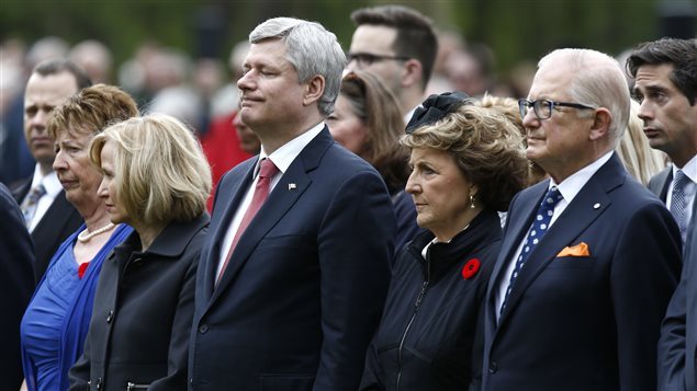 El primer ministro de Canadá, Stphen Harper, rodeado a la izquierda por su esposa Laureen y a la derecha por la princesa Margarita de Holanda.