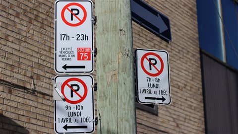 Des panneaux de stationnement à Montréal.