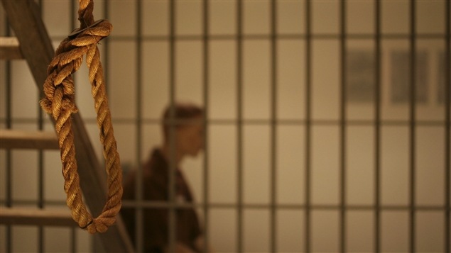Un prisonnier est assis dans sa cellule en attendant son exécution. Un prisonnier est assis dans sa cellule en attendant son exécution.