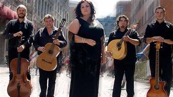 Cathy Pimentel, con su grupo de fados en Montreal.