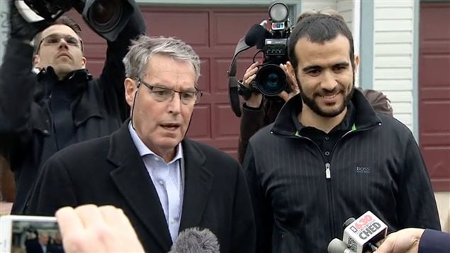 Omar Khadr et son avocat (à gauche)