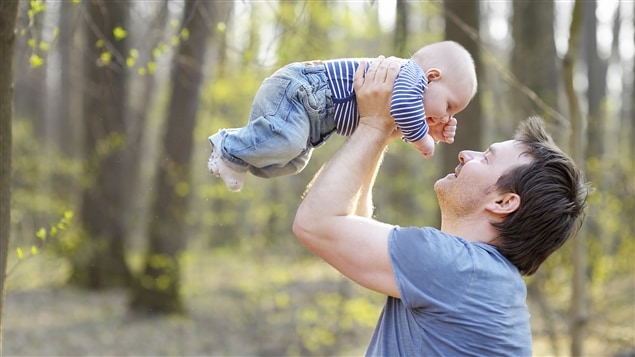 En Suède, où les pères ont droit à un congé de paternité exclusif de deux mois, une étude américaine a démontré que 40 % des pères qui ont pris un congé parental partageaient les soins aux enfants une fois le congé terminé, soit deux fois plus que ceux qui étaient restés au travail.