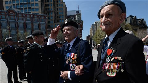 Des vétérans très âgés défilént dans les rues d’Ottawa pour souligner le 70e anniversaire de la capitulation de l’Allemagne le 8 mai 2015. 