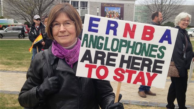 Manifestation contre le bilinguisme à Fredericton. «Les anglophones sont ici pour rester», peut-on lire sur la pancarte