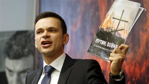Ilya Iachine presenta el informe que preparaba Boris Nemtsov cuando fue asesinado.