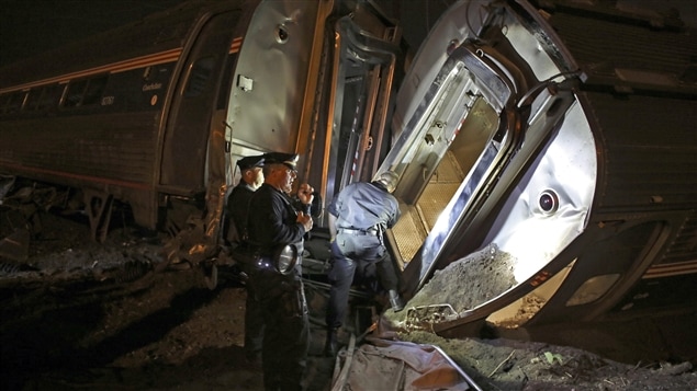 Los equipos de emergencia tratando de ayudar a los pasajeros al interior del tren.