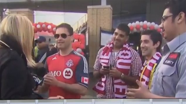 Shauna Hunt, de la red CityNews. Esta última estaba recogiendo comentarios de los aficionados después de la derrota de Toronto FC el domingo por la noche cuando un grupo de hombres se interpone y le gritó frases obscenas  