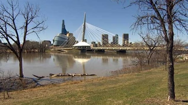 La célèbre rivière Rouge devant le centre-ville de Winnipeg au mois d'avril.