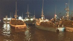 Coup d'envoi de la saison de pêche au homard aux Îles-de-la-Madeleine, au quai de Grande-Entrée.