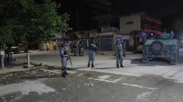 Fuerzas de seguridad cerca del hotel Park Palace en Kabul.