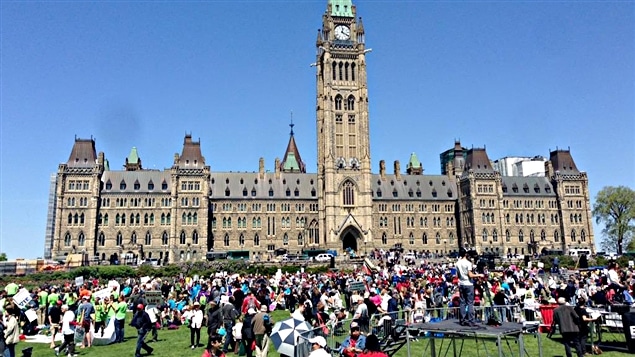 Miles de manifestantes pro vida se reunieron ante el Parlamento en Ottawa