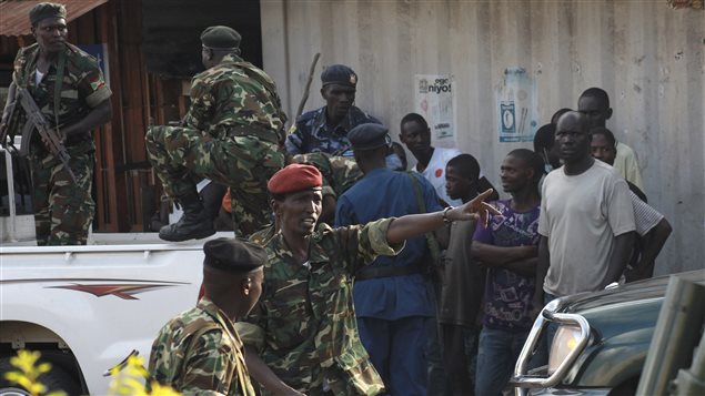 L'ancien ministre de la Défense du Burundi, Cyrille Ndayirukiye, montrant du doigt l'endroit où s'est tenue la tentative de coup d'État.