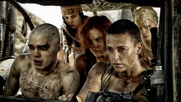 Nicholas Hoult y Charlize Theron en "Mad Max : Furia en el camino" de George Miller.