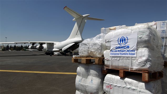 Un avion transportant de l’aide médicale d’urgence du Haut Commissariat des Nations Unies pour les réfugiés 