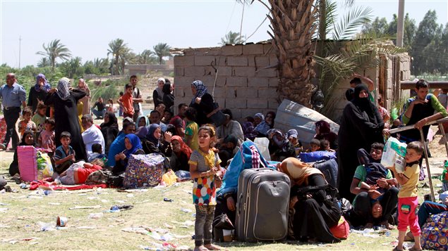 Sunitas huían ayer de la violencia en Ramadi.
