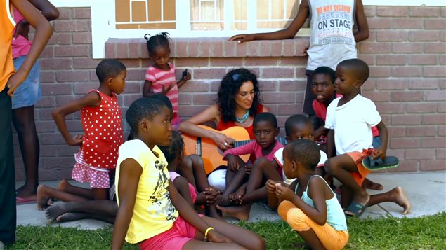 Amanda Martínez con los niños de la Aldea Infantil SOS de Namibia