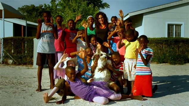 Amanda Martínez con los niños de la Aldea Infantil SOS de Namibia, África. 