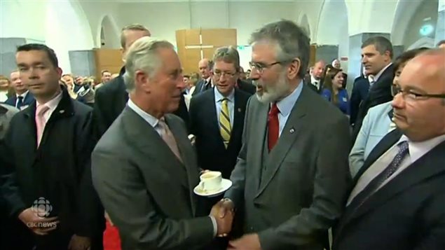 Histórico apretón de manos entre el príncipe Carlos y Gerry Adams. 