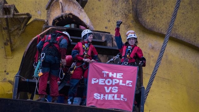 Photo d'activistes de Greenpeace à l'assaut d'une infrastructure Shell au Canada.